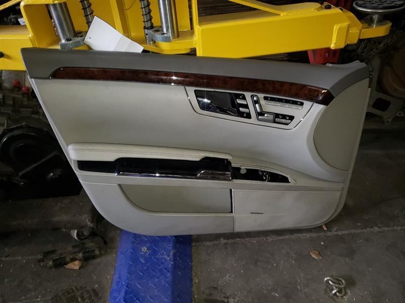 S550      2010 Front Door Trim Panel 125855