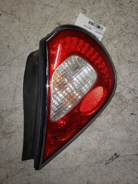 04-06 JAGUAR XJ8 Passenger Tail Light Thru VIN H01625 Painted Bezel AA76826