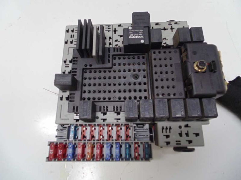 00-01 VOLVO 80 SERIES Fuse Box Engine 43841