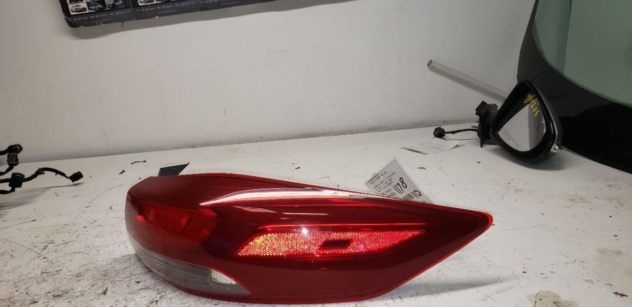 17-18HYUNDAI  ELANTRA Passenger Tail Light Sedan Quarter Panel Mounted AA113265