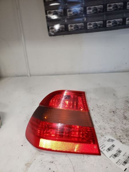 2002-2005 BMW 320i LEFT QUARTER TAIL LAMP SEDAN 123871