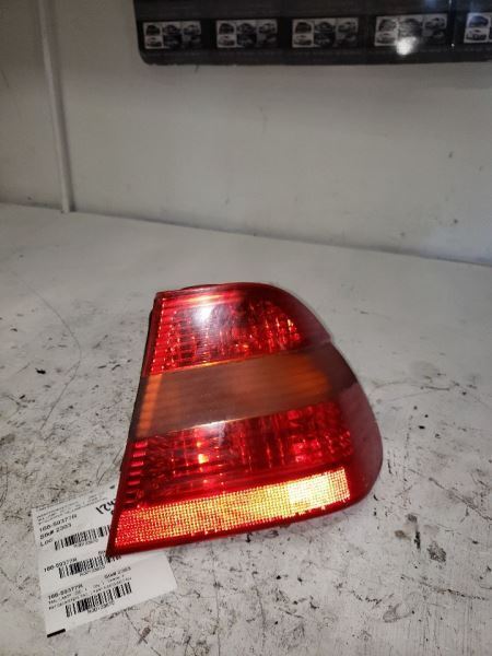 2002-2005 BMW 320i RIGHT QUARTER TAIL LAMP SEDAN KR123870