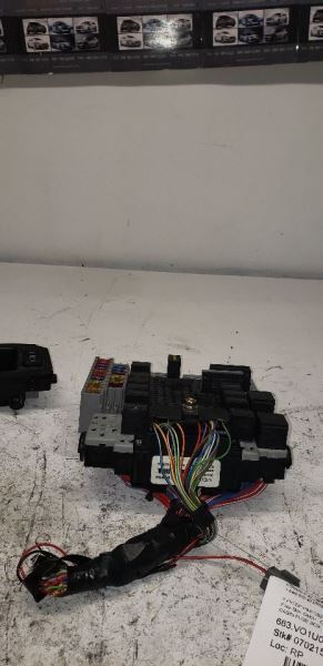 2003-2004 VOLVO XC90 CABIN FUSE BOX 8696098 KR117754