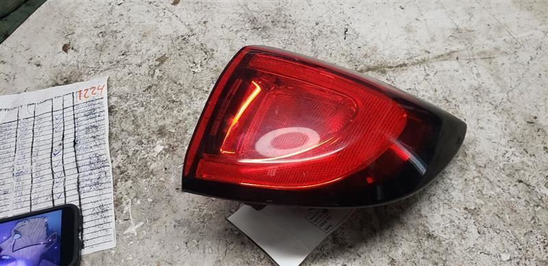 17-19CHRYSLER PACIFICA Passenger Tail Light Incandescent Lamps AA 118703