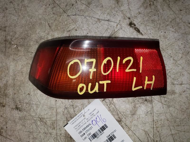 97-99 TOYOTA CAMRY Driver Tail Light Quarter Panel Mounted AA 108453